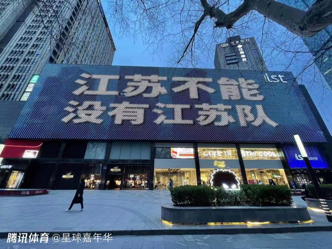 片子讲述了报社记者、业余收集悬疑故事作家清查十年前产生在“谜镇”的几件着名鬼事的本相，按照匿名德律风来到了所有传说风闻最早起头的处所，而十年曩昔后，这个处所由于闹鬼已成了无人栖身的鬼楼。跟着本相渐渐揭开，他本身仿佛也堕入了危险当中……                                  　　《可骇笔记》打破常规可骇片子叙事模式，采取笔记类多线叙事气概，以笔记本为载体、笔记类章节式显现，将“后视镜”、 “宾馆浴室”、“公交